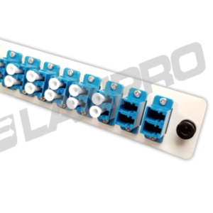 Panel adaptador tipo módulo UniFiber™ cargado con 8 piezas de adaptadores LC, Monomodo Duplex, UPC, color Azul (16 núcleos)